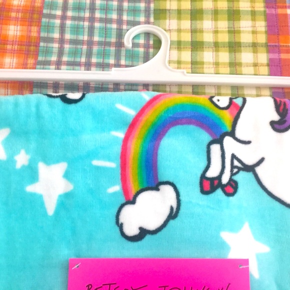 Betsey Johnson Unicorn Rainbow 🌈 Beach Towel BNWT - Picture 4 of 5